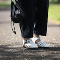 Gallery viewerに画像を読み込む, the last flower of the afternoon Relaxed-fit trousers
