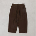 Gallery viewerに画像を読み込む, THE DAY MOLESKIN PLEATED TROUSERS / D25MS-04002