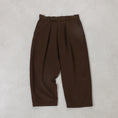 Gallery viewerに画像を読み込む, THE DAY MOLESKIN PLEATED TROUSERS / D25MS-04002