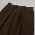 Gallery viewerに画像を読み込む, THE DAY MOLESKIN PLEATED TROUSERS / D25MS-04002