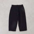 Gallery viewerに画像を読み込む, THE DAY MOLESKIN PLEATED TROUSERS / D25MS-04002