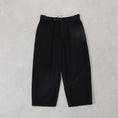 Gallery viewerに画像を読み込む, THE DAY MOLESKIN PLEATED TROUSERS / D25MS-04002