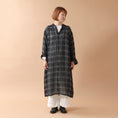 Gallery viewerに画像を読み込む, Veritecoeur リネンチェックスキッパーワンピース / VC-2810