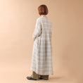 Gallery viewerに画像を読み込む, Veritecoeur リネンチェックスキッパーワンピース / VC-2810