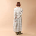 Gallery viewerに画像を読み込む, Veritecoeur リネンチェックスキッパーワンピース / VC-2810