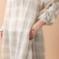 Gallery viewerに画像を読み込む, Veritecoeur リネンチェックスキッパーワンピース / VC-2810