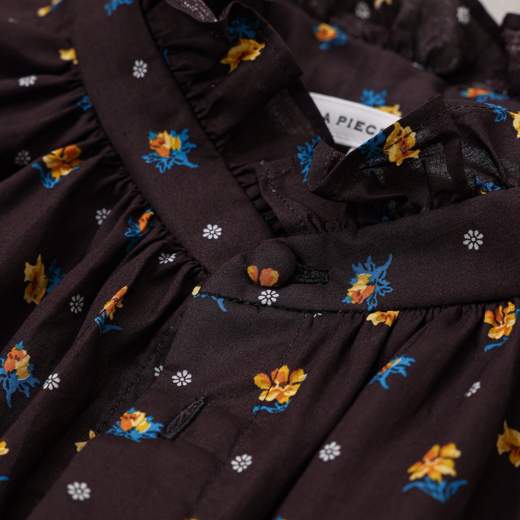 A PIECE OF LIBRARY リバティクリオフリルブラウス / 425504