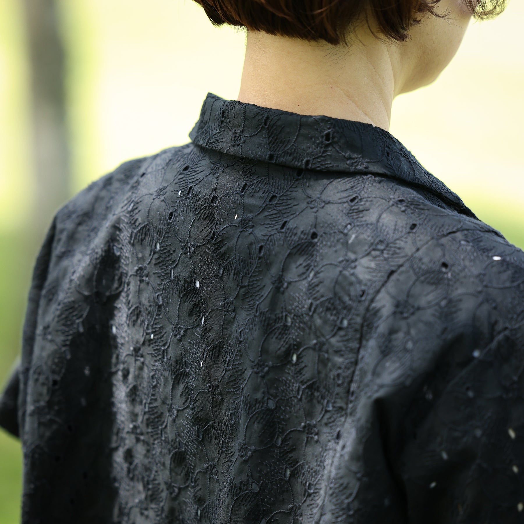 the last flower of the afternoon Open-collar cropped overshirt