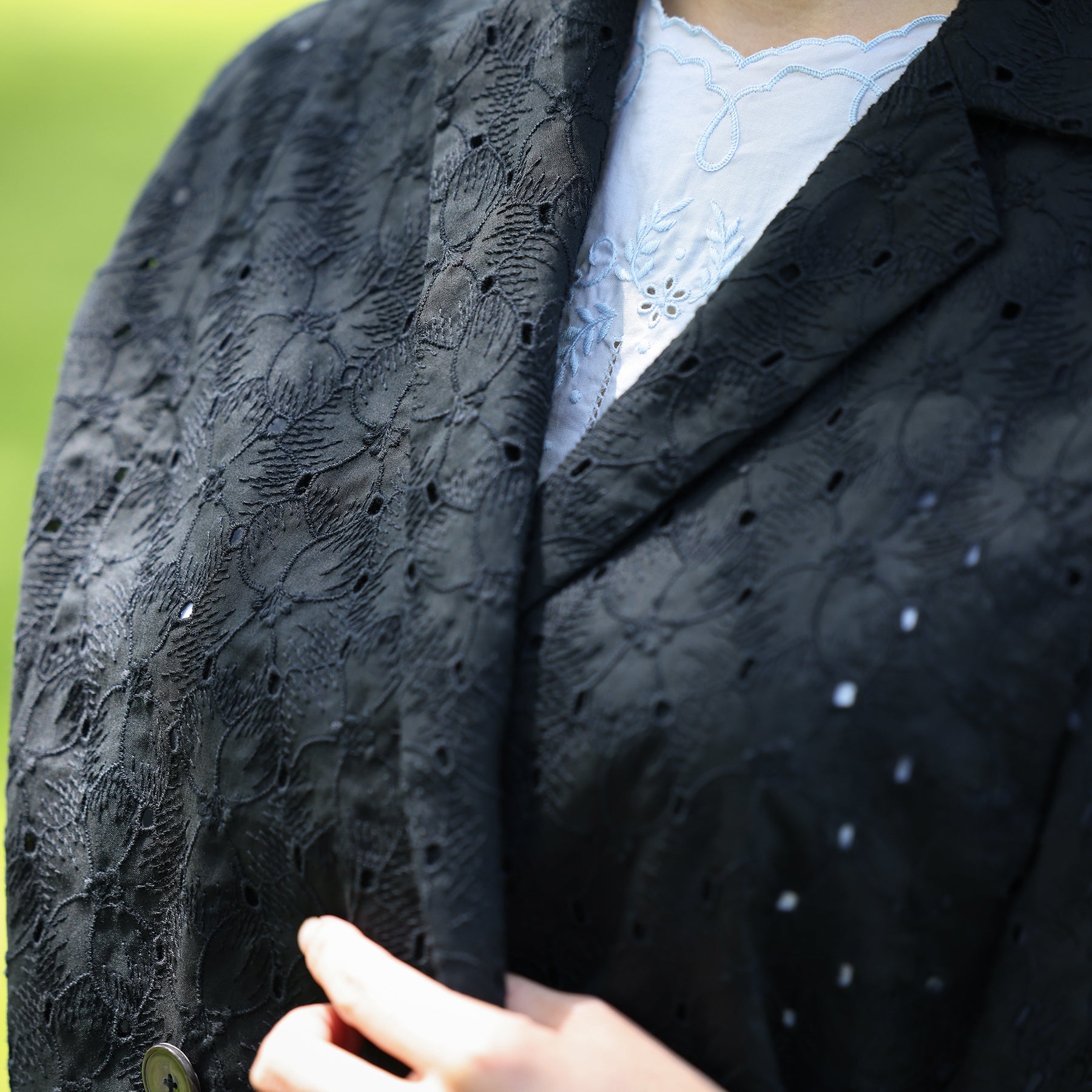 the last flower of the afternoon Open-collar cropped overshirt