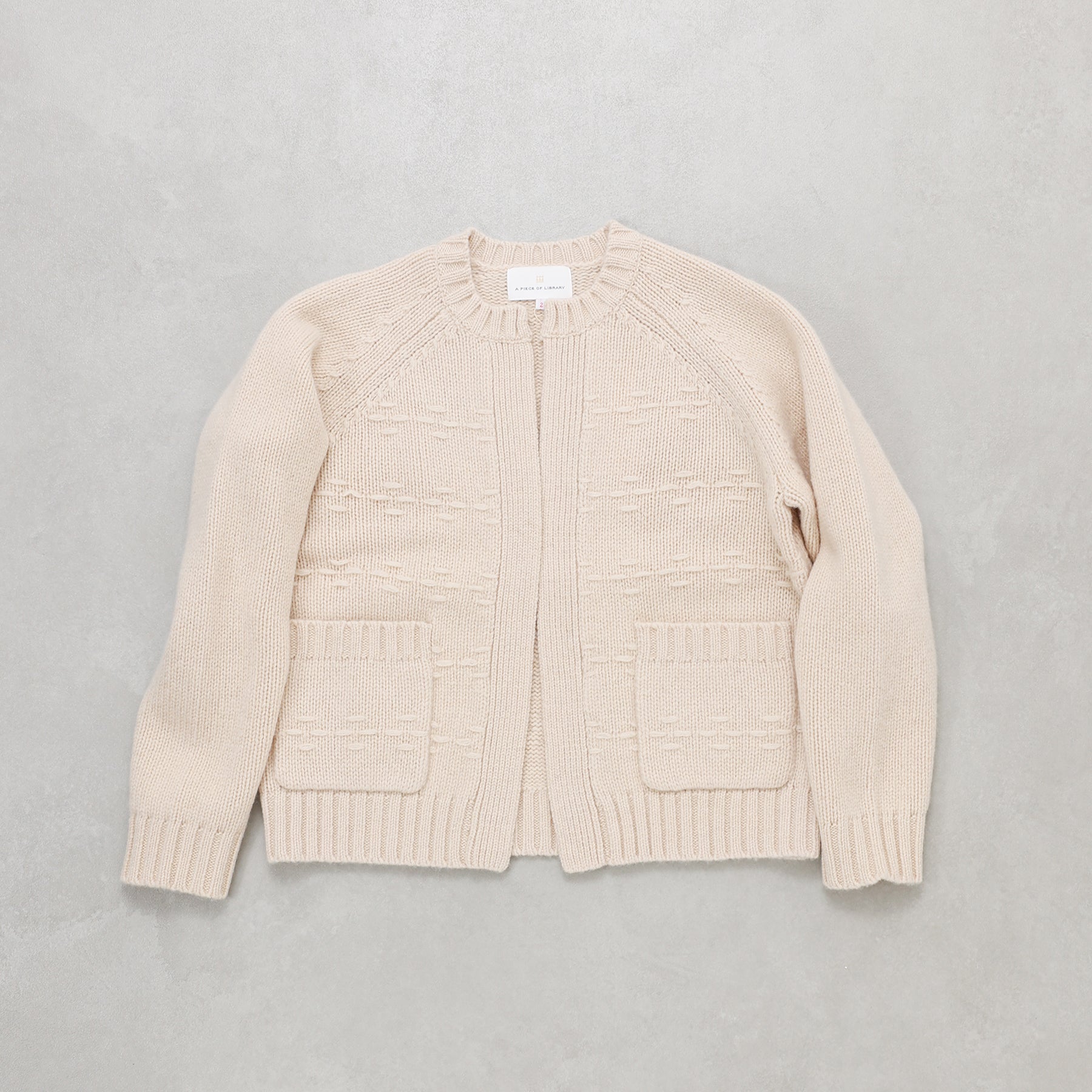 A PIECE OF LIBRARY シルキーウールアイランドカーデ / 325511