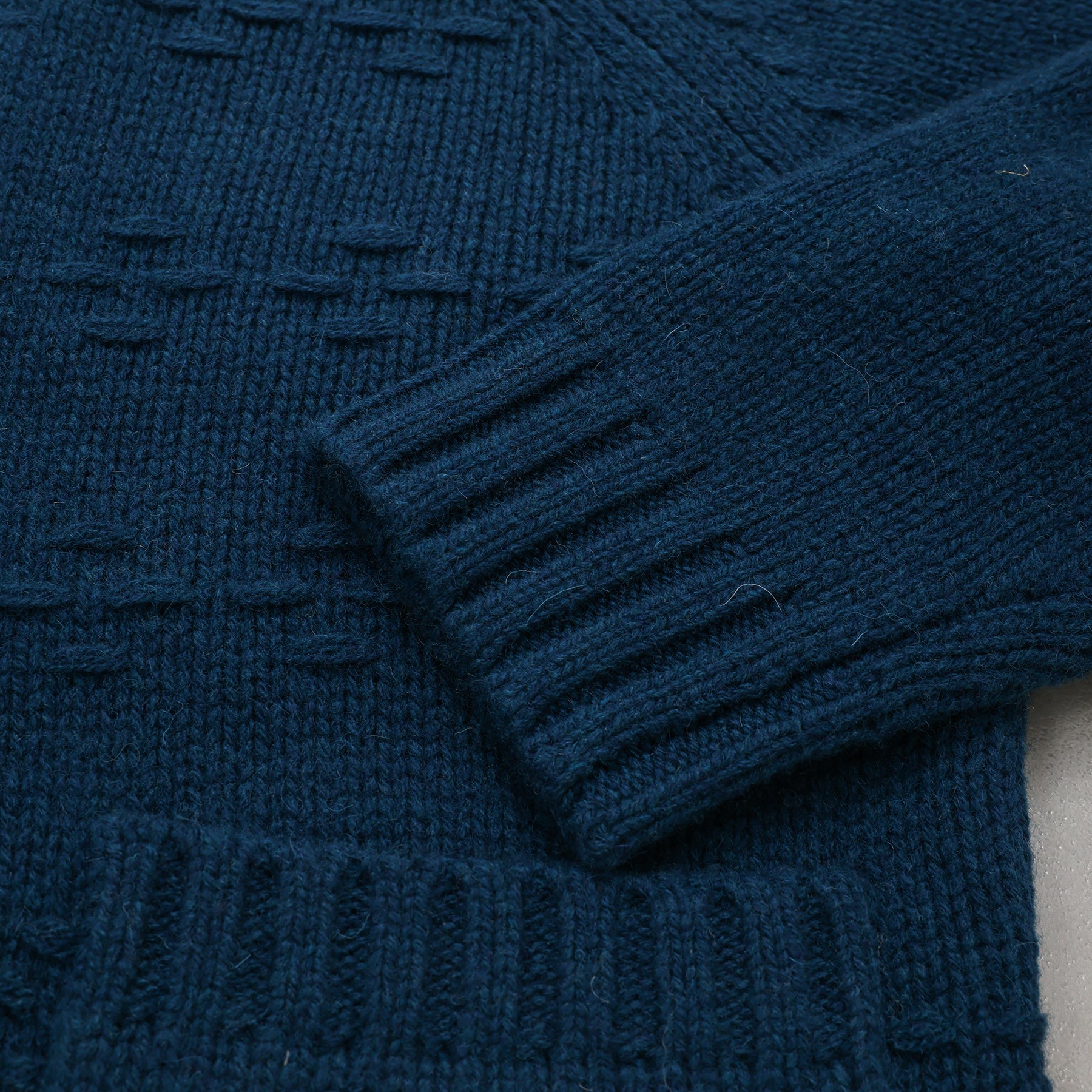 A PIECE OF LIBRARY シルキーウールアイランドカーデ / 325511