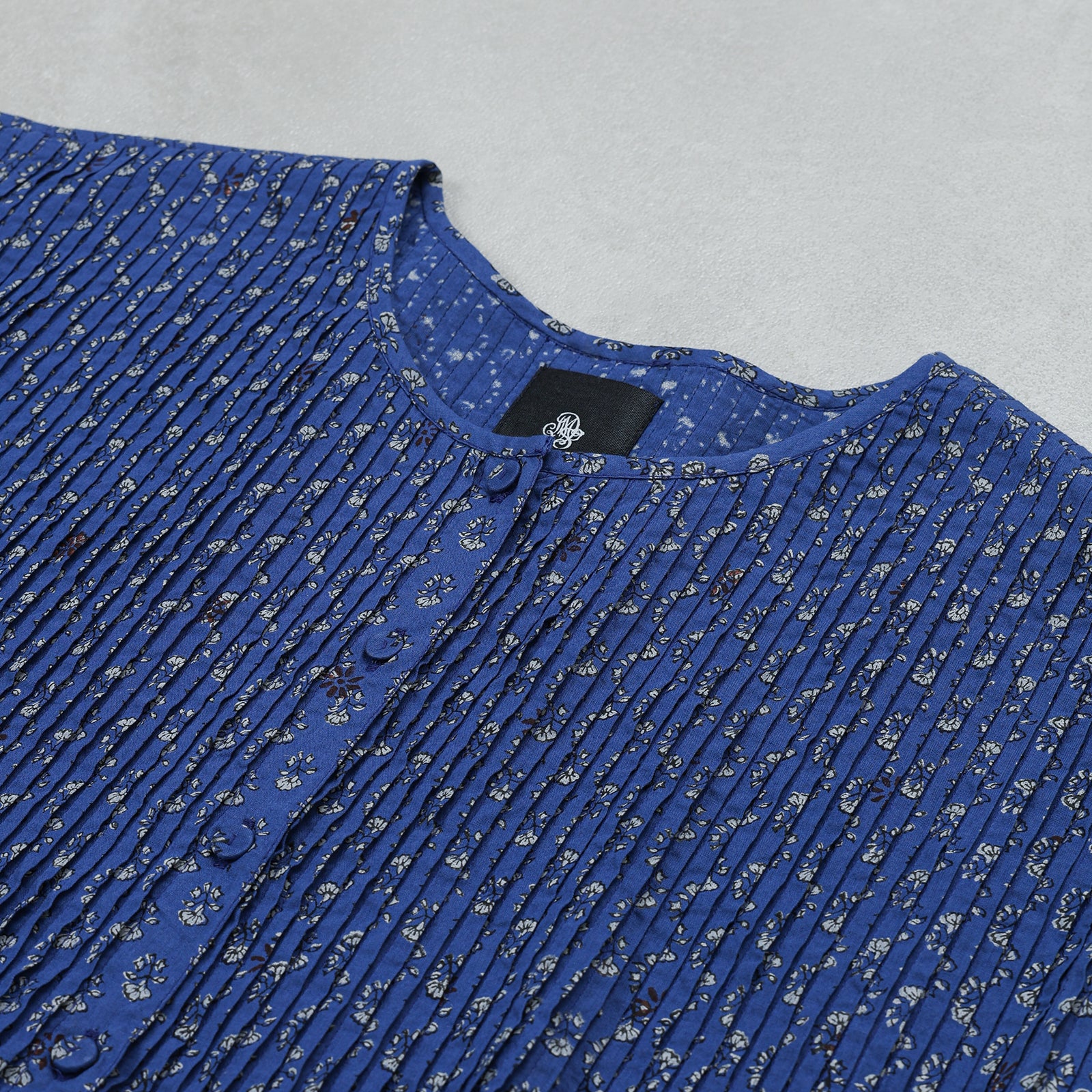 maison de soil 80s VOILE SMALL GENTIANA BLOCK PRINT CREW-NECK BUTTON F/SLEEVE SHIRT WITH PINTUCK / NMDS26252