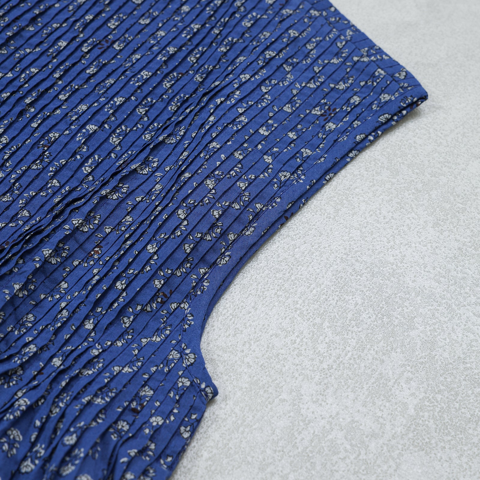 maison de soil 80s VOILE SMALL GENTIANA BLOCK PRINT CREW-NECK BUTTON F/SLEEVE SHIRT WITH PINTUCK / NMDS26252