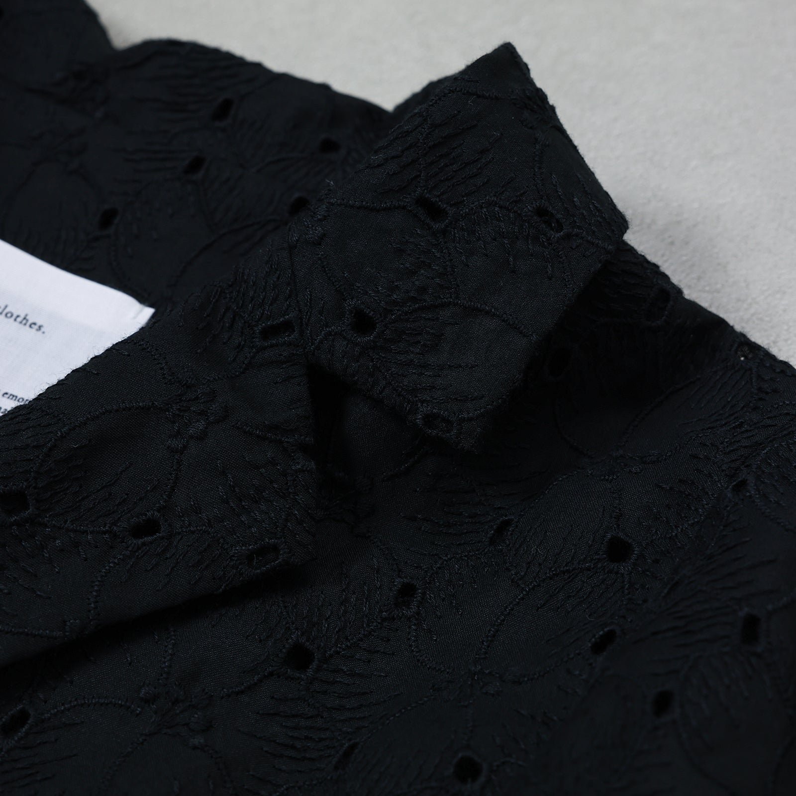 the last flower of the afternoon Open-collar cropped overshirt