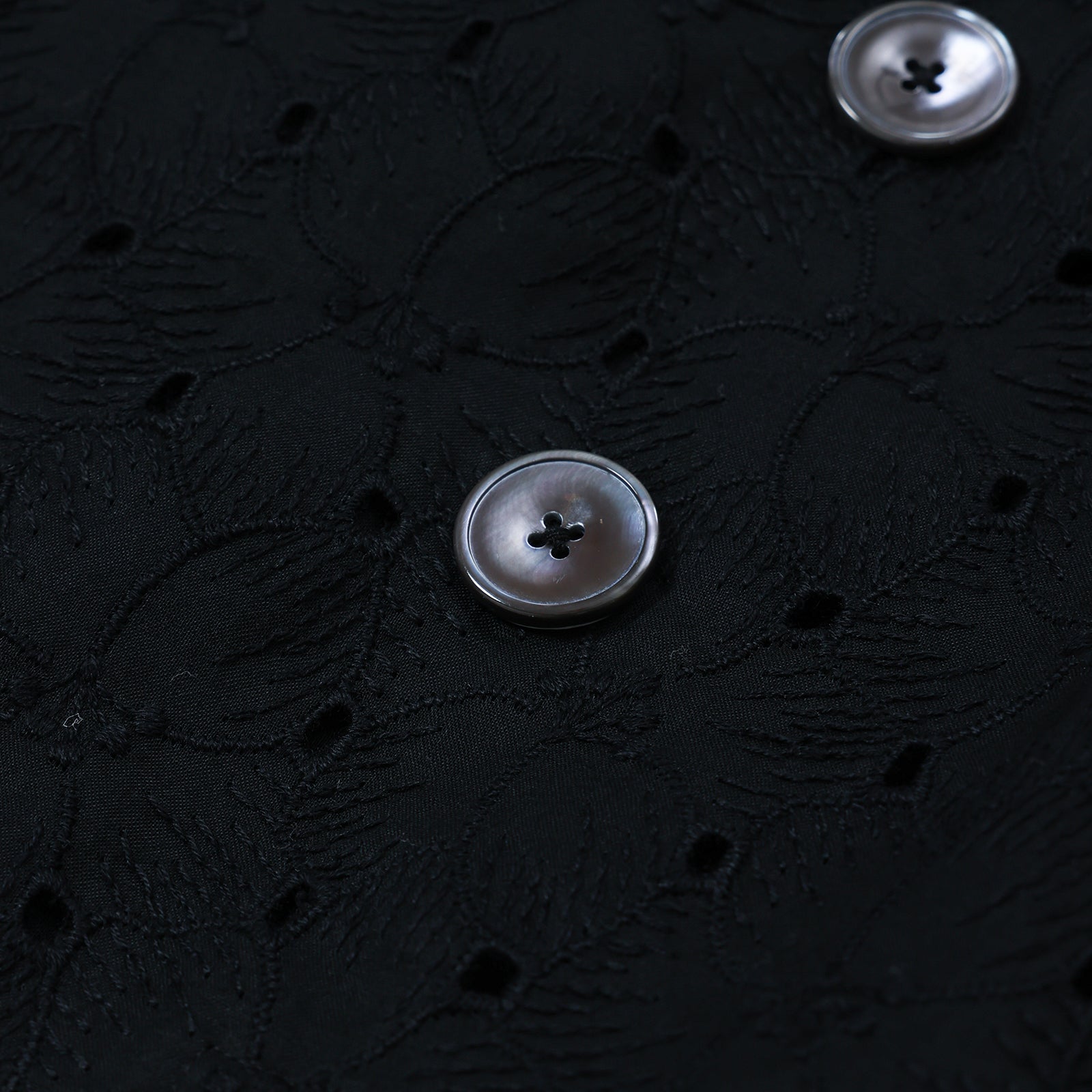 the last flower of the afternoon Open-collar cropped overshirt