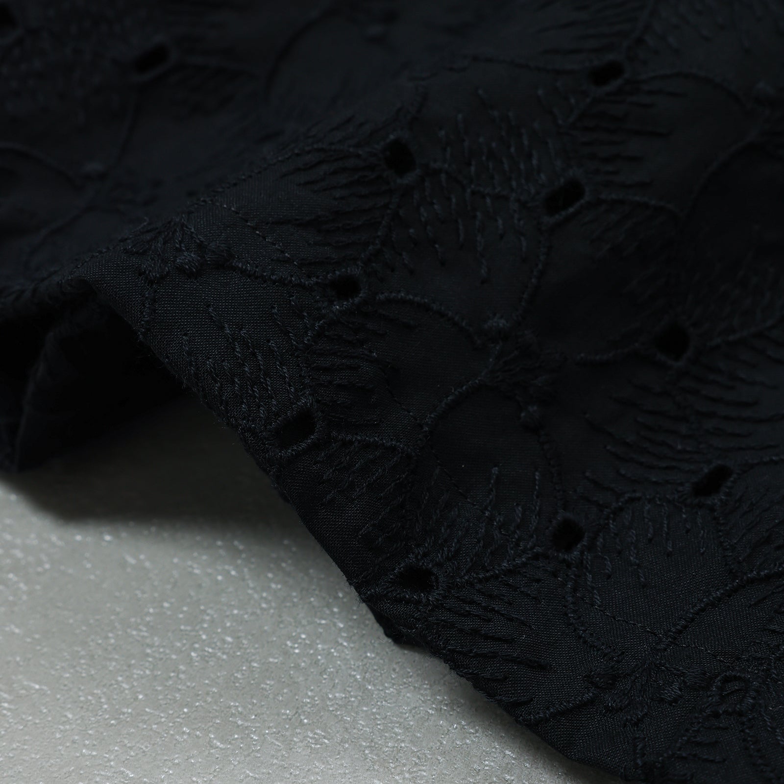 the last flower of the afternoon Open-collar cropped overshirt